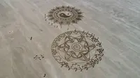 Lukisan di pasir pantai yang menakjubkan dengan ukuran raksasa serta indah. (Sumber: Facebook/Marc Treanor - Sand Circles)