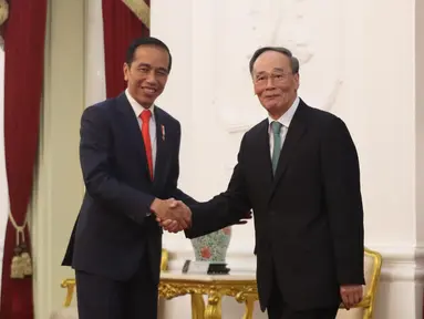 Presiden Joko Widodo atau Jokowi (kiri) bersalaman dengan Wakil Presiden China Wang Qishan saat menerima kunjungannya  di Istana Merdeka, Jakarta, Minggu (20/10/2019). Jokowi bertemu wakil presiden negara sahabat usai dilantik menjadi Presiden RI periode 2019-2024. (Liputan6.com/Angga Yuniar)