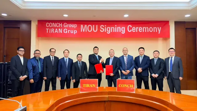 Penandatanganan kerja sama oleh Direktur operasional Tiran Nusantara Grup Andi Karyadi dan Direktur Conch Li Xin, serta disaksikan Presiden Komisaris Tiran Nusantara Grup Andi Amar Mar'uf Sulaiman. (Istimewa)