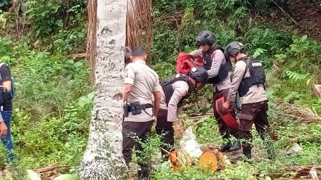 Kepolisian membawa bom rakitan yang ditemukan warga di Kelurahan Tegalrejo, Kabupaten Poso, Kamis (23/1/2020). (Liputan6.com/Heri Santoso)