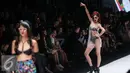 Model berpose mengenakan pakaian rancangan Kelly Tandiono yang bertemakan Amy Winehouse dalam Jakarta Fashion Week 2017 di Jakarta, Minggu (23/10). Para model juga memakai tato dan wig sasak khas Amy. (Liputan6.com/Faizal Fanani)
