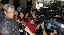 Gubernur Jawa Barat, Ahmad Heryawan diwawancarai usai diperiksa Bareskrim Polri di Jakarta, Kamis (28/1). Aher menjalani pemeriksaan kedua sebagai saksi kasus korupsi pembangunan stadion Gelora Bandung Lautan Api Bandung. (Liputan6.com/Helmi Afandi)