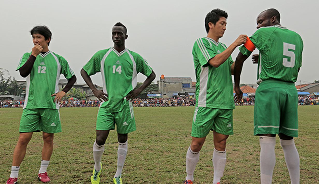 Makan Konate pemain Persib asal Mali (nomor 14) ikut meramaikan laga tarkam di Ciputat. (Bola.com/Peksi Cahyo)