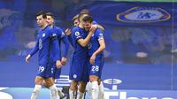 Chelsea merayakan gol yang dicetak oleh Cesar Azpilicueta ke gawang Burnley dalam lanjutan Liga Inggris 2020/2021, Minggu (31/1/2021) dini hari WIB. (Justin Tallis/Pool Via AP)