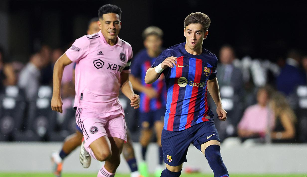 Pada menit ke-55 skor berubah menjadi 4-0 untuk keunggulan Barcelona. Gavi mencatatkan namanya di papan skor lewat golnya usai memanfaatkan umpan sepak pojok Memphis Depay. (AFP/Getty Images/ Michael Reaves)