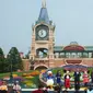 Suasana upacara pembukaan kembali taman hiburan Disneyland, Shanghai, China, Senin (11/5/2020). Pemerintahan China kembali membuka Disneyland Shanghai untuk menghidupkan kembali ekonomi. (AP Photo/Sam McNeil)