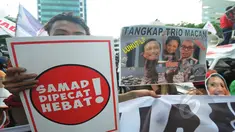 Massa yang tergabung dalam Solidaritas Aksi Mahasiswa Anti Demoralisasi (SAMAD) berunjuk rasa di depan Gedung KPK, Jakarta, Jumat (6/2/2015). (Liputan6.com/Herman Zakharia)