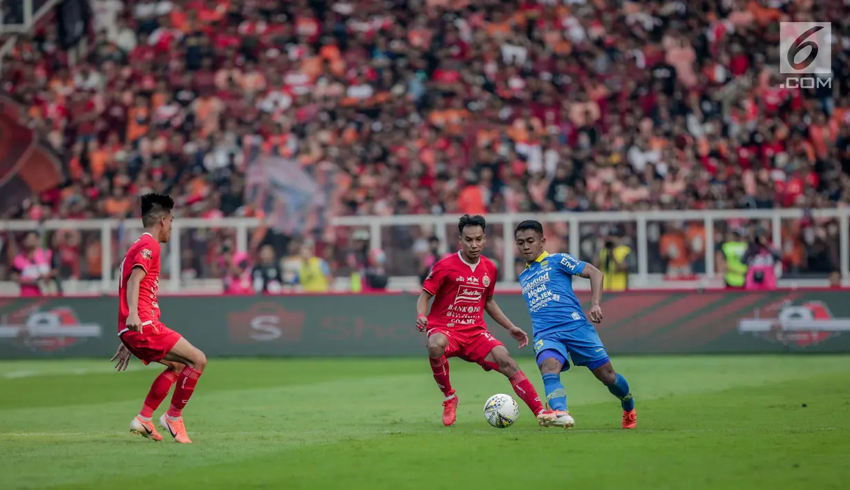Pemain Persib Bandung, Febri Hariyadi berusaha melewati pemain Persija, Novri Setiawan dalam laga pekan kedelapan Shopee Liga 1 2019 di Stadion Utama Gelora Bung Karno, Senayan, Jakarta, Rabu (10/7/2019). Persija dan Persib bermain imbang 1-1. (Liputan6.com/Faizal Fanani)