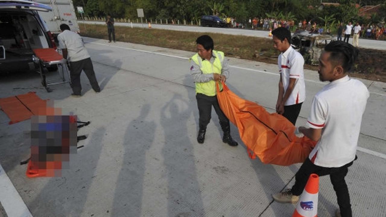 Evakuasi korban tewas kecelakaan maut di Tol Cipali