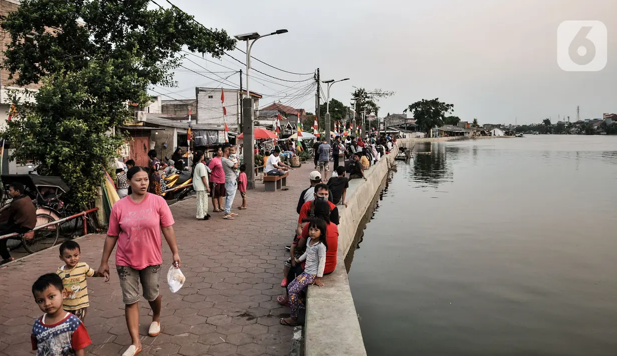 Suasana warga menikmati sore hari di Situ Rawa Besar, Lio, Depok, Jawa Barat, Kamis (20/8/2020). Di tengah meningkatnya kasus Covid-19 hingga menjadikan Depok kembali sebagi Zona Merah, warga masih banyak yang mengabaikan protokol kesehatan saat berada di ruang publik. (merdeka.com/Iqbal S. Nugroho)