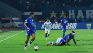 Winger Persib Bandung, Berguinho pada pekan ke 31 BRI Super League 2025/2026 di Stadion Gelora Bandung Lautan Api (GBLA), Kota Bandung, Senin (4/5/2025). (Bola.com/Erwin)