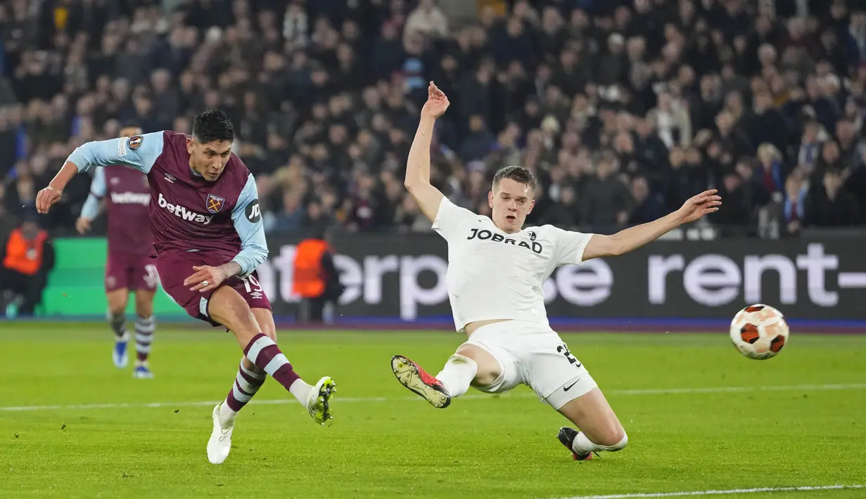 Pemain West Ham United, Edson Alvarez (kiri), menendang bola ke gawang Freiburg yang membuahkan gol kedua bagi timnya dalam laga pamungkas fase Grup A Europa League 2023/2024 yang berlangsung di London Stadium, Jumat (15/12/2023). (AP Photo/Kirsty Wigglesworth)