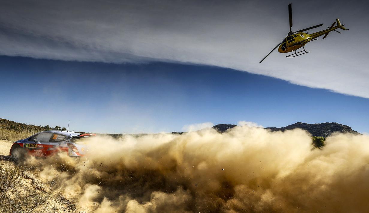 Pereli asal Selandia Baru, Hayden Paddon memacu mobilnya saat mengikuti Rally de Espana di Spanyol, Jumat (23/10/2015) (EPA/Reporter Images)