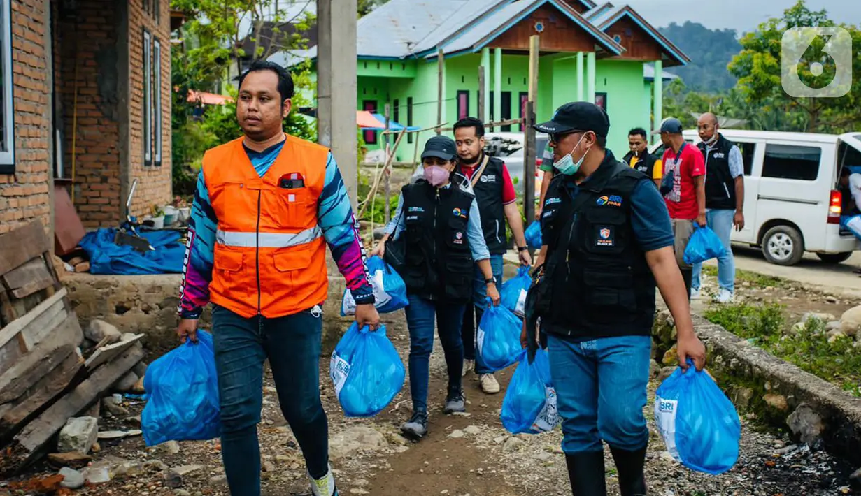 Satuan tugas tanggap bencana BRI, Tim Elang mendistribusikan bantuan logistik bagi warga terdampak gempa bumi di Posko BRI Peduli Tanggap Bencana Gempa Bumi Kabupaten Pasaman Barat, Sumatera Barat, Minggu (27/02/2022). (Liputan6.com/HO/CSRBRI)