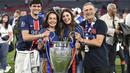 Pelatih PSG, Luis Enrique berfoto bersama dengan istri beserta anak-anaknya sambil memegang trofi Liga Champions 2024/2025 setelah berhasil mengalahkan Inter Milan dalam laga final yang berlangsung di Allianz Arena, Munchen, Jerman, Minggu (01/06/2025) dini hari WIB. (AP Photo/DPA/Sven Hoppe)