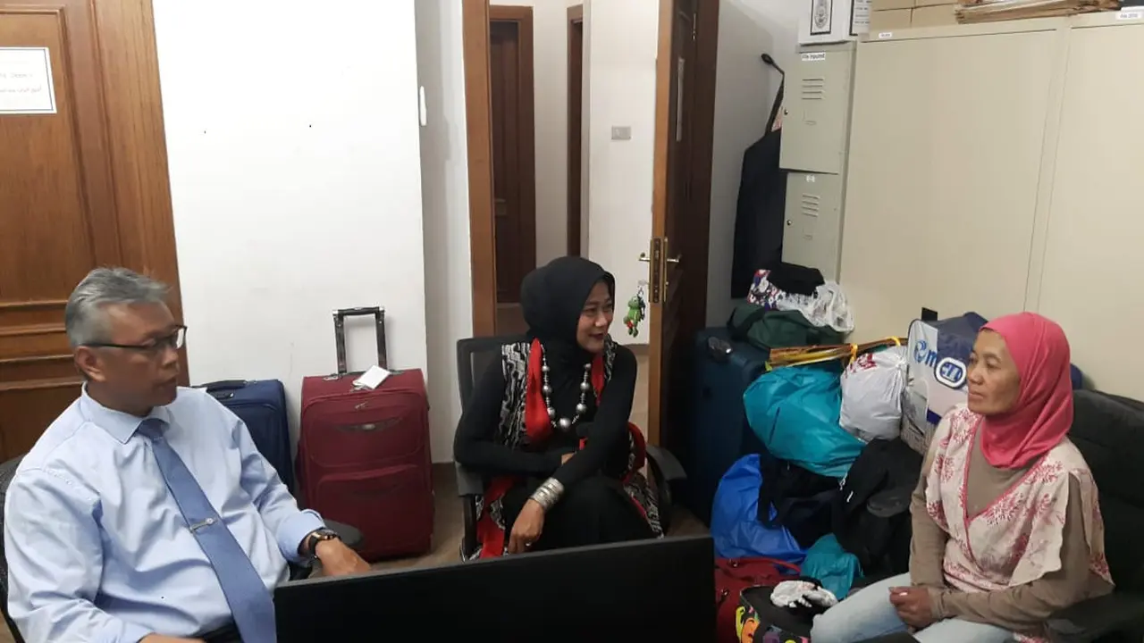 Duta Besar Andy Rachmuanto bersama istri saat menjenguk Sarisih di Penampungan Sementara KBRI Amman (KBRI Amman)