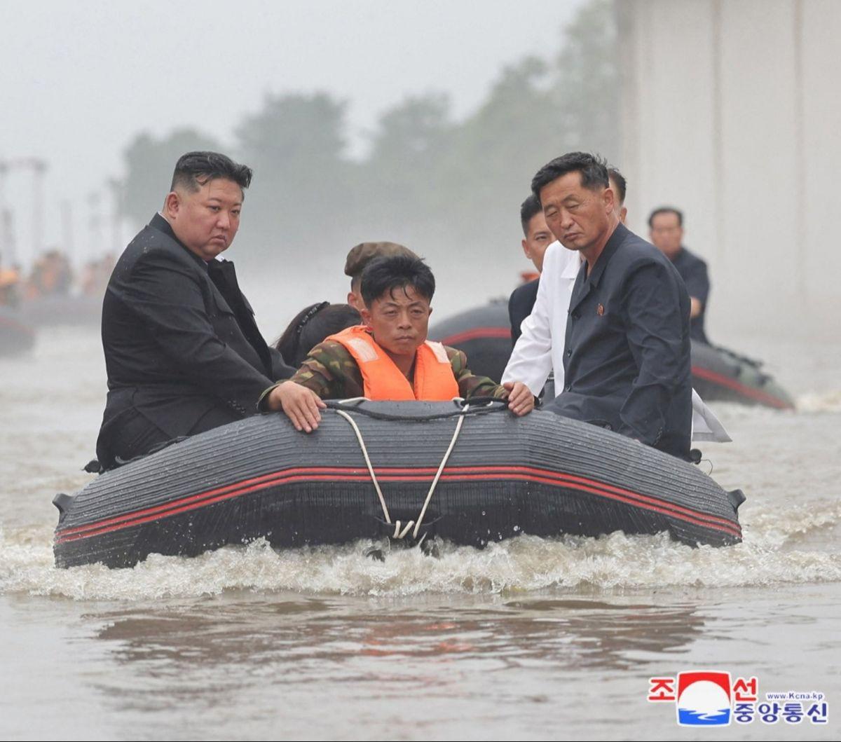 Pemimpin Korea Utara, Kim Jong-un murka setelah banjir dahsyat melanda bagian utara negaranya. Kim Jong-un dilaporkan memerintahkan eksekusi mati terhadap sejumlah pejabat usai banjir menewaskan ribuan orang pada Juli 2024 lalu. Foto: KCNA via REUTERS