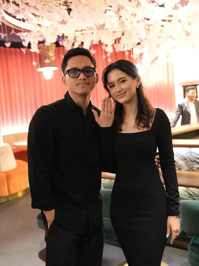 Azriel Hermansyah dan Sarah Menzel.