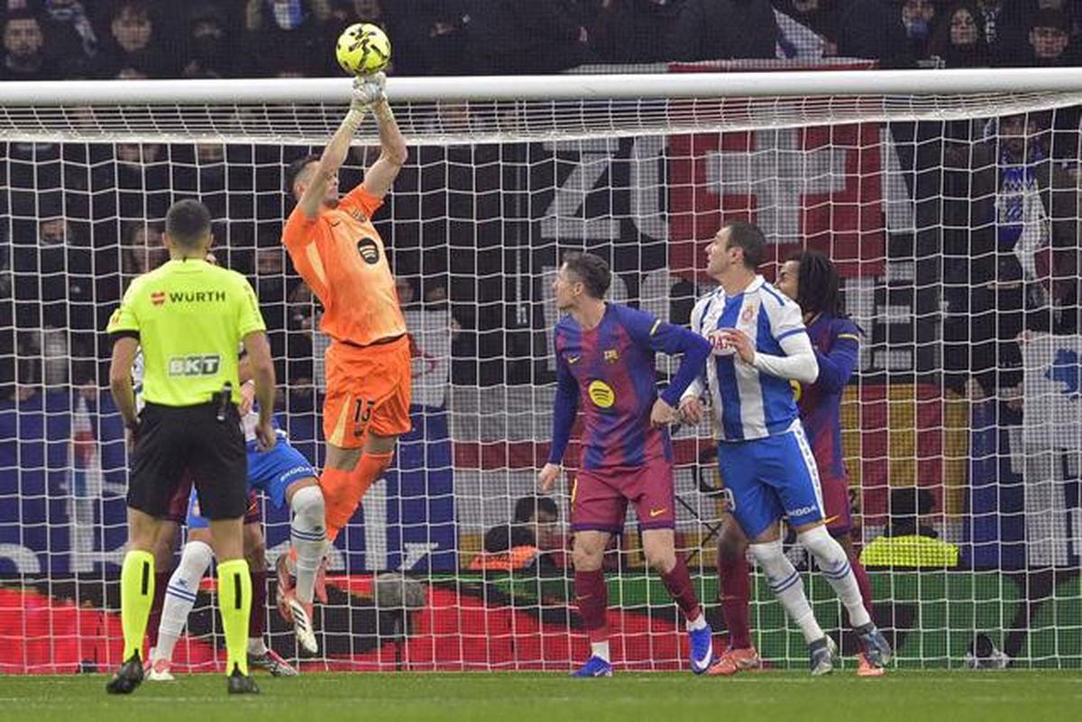 Joan Garcia Disebut Kiper Terbaik Dunia usai Bawa Barcelona Kalahkan Racing Santander
