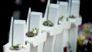 Batu dan bunga putih yang ditinggalkan oleh Presiden Donald Trump dan Melania Trump terlihat saat mengunjungi monumen peringatan penembakan maut di sinagog Tree of Life, Kota Pittsburgh, Pennsylvania, AS, Selasa (30/10). (AP Photo/Andrew Harnik)