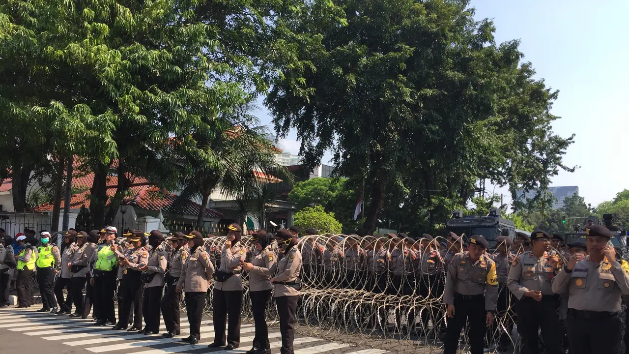 Barikade Polisi menghalau buruh yang berdemo di depan Istana Negara