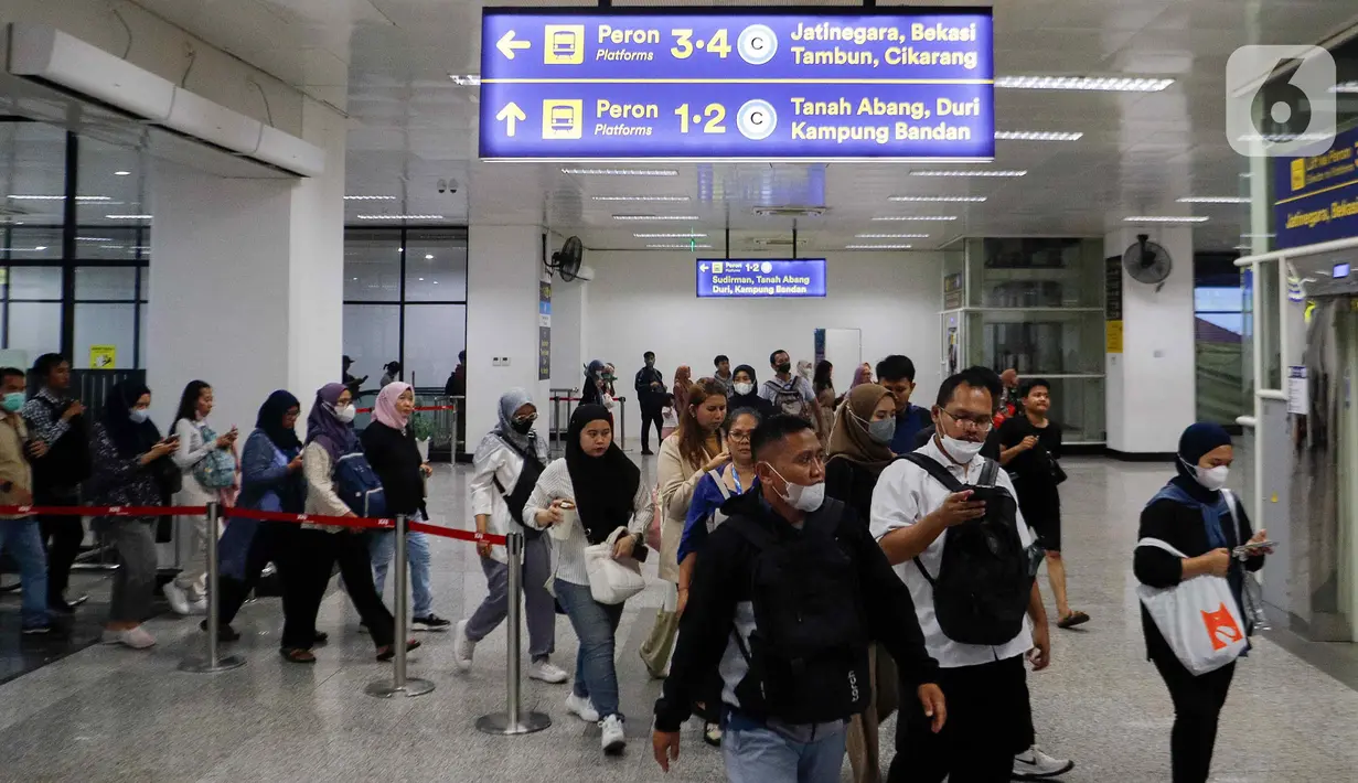 Sebagai catatan, untuk tarif dasar 25 km pertama saat ini adalah Rp3.000, bila warga menggunakan layanan KRL lebih dari 25 km akan dikenakan tarif lanjutan progresif yang besarannya Rp1.000 per 10 km. (Liputan6.com/Herman Zakharia)