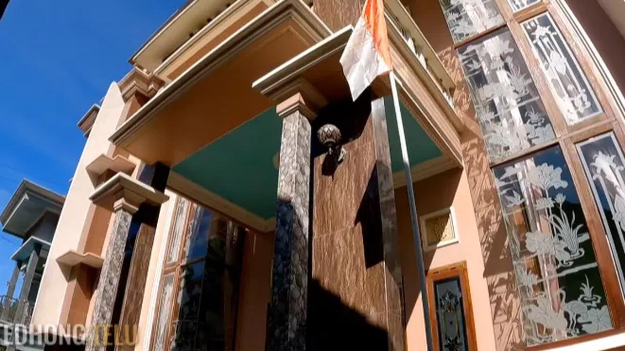 Bukan hanya satu atau dua saja, di dusun tersebut nampak begitu banyak deretan rumah mewah. Bahkan, di antaranya terlihat berdempetan antara satu rumah mewah dengan yang lainnya.