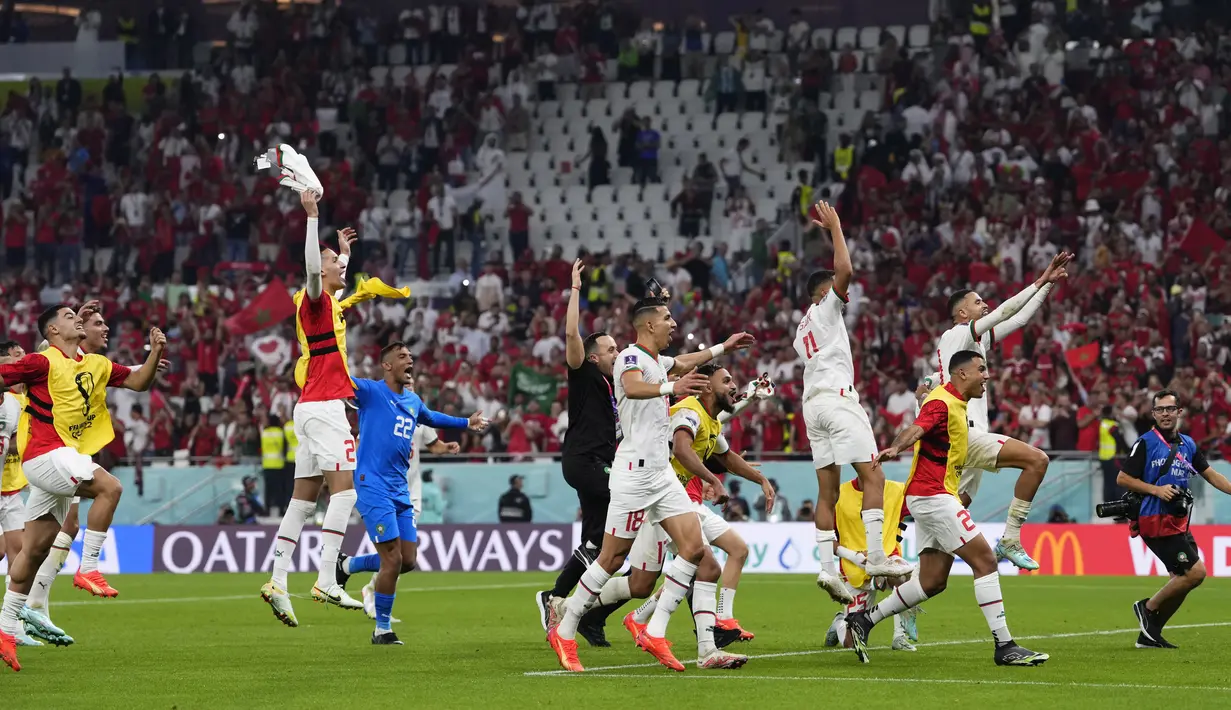 Para pemain Maroko melakukan selebrasi usai pertandingan melawan Kanada pada grup F Piala Dunia 2022 di Stadion Al Thumama di Doha, Qatar, Kamis (1/12/2022). Maroko menang tipis atas Kanada dengan skor 2-1. (AP Photo/Manu Fernandez)