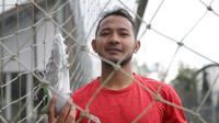 Gelandang Persib Bandung, Gian Zola Nasrulloh, memperlihatkan sepatu Ortuseight Forte Savage. (Istimewa)