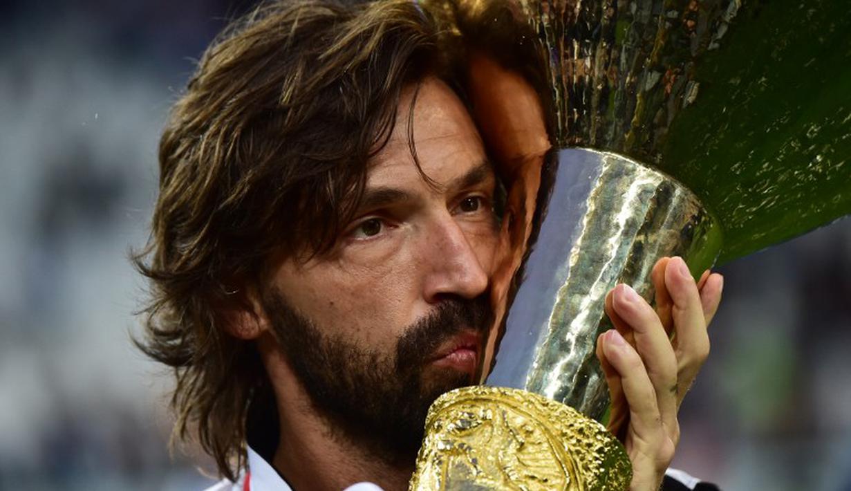  Ekspresi gelandang Andrea Pirlo yang mencium scudetto (AFP PHOTO / GIUSEPPE CACACE)