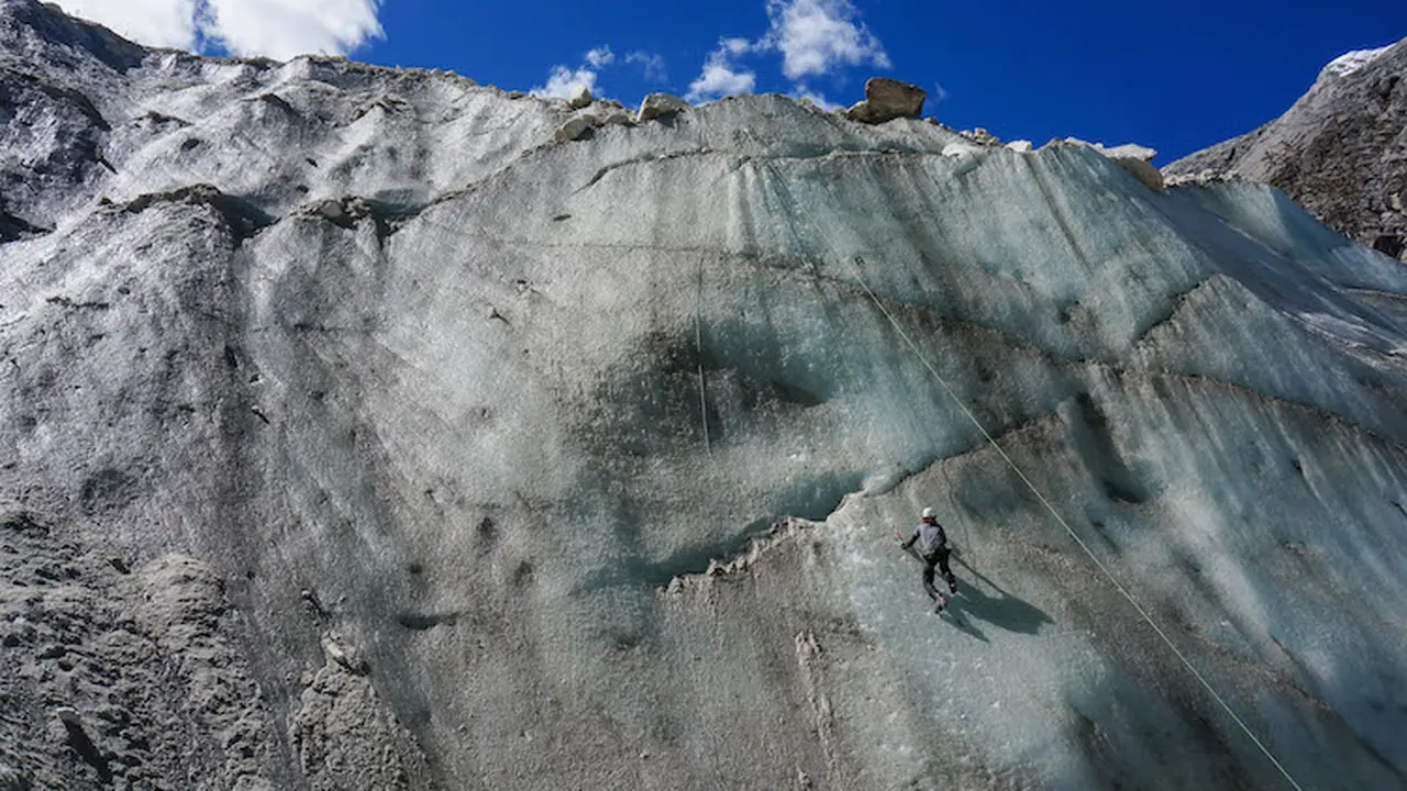 Pacu Adrenalin dengan Menjajal 'Ice Climbing' di Huaraz, Peru