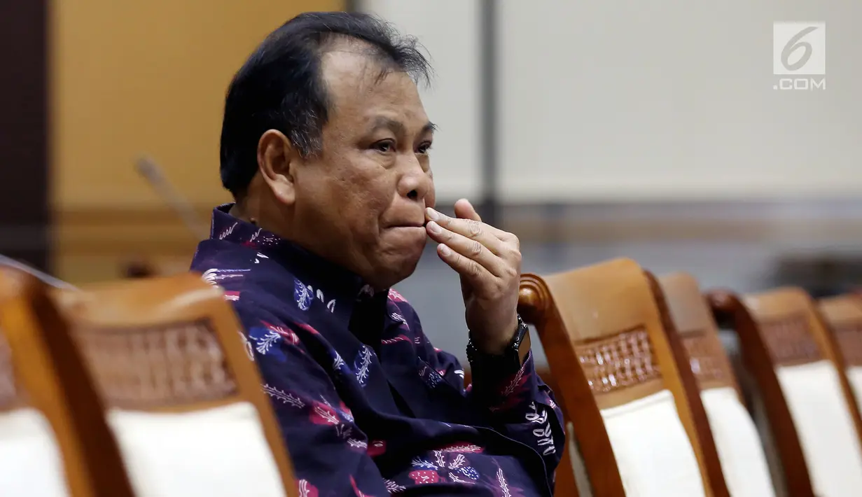 Calon hakim Mahkamah Konsitusi (MK), Arief Hidayat mengusap mulutnya saat menjalani uji kelayakan dan kepatutan Hakim MK di ruang rapat Komisi III, Kompleks Parlemen, Senayan, Jakarta, Rabu (6/12). (Liputan6.com/Johan Tallo)