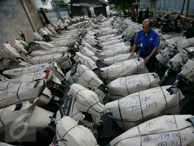 Petugas mengecek sepeda motor pemudik yang akan di berangkatkan dari stasiun Lempuyangan,Yogyakarta, (11/7). Ratusan sepeda motor di angkut ke Jakarta pada arus balik lebaran 2016 tanpa di pungut biaya .(Boy Harjanto)