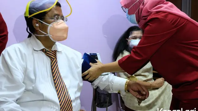 6 Potret Hotman Paris Ditemani Istri Terima Vaksin Covid-19, Penampilannya Nyentrik