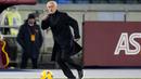 Pelatih AS Roma, Jose Mourinho berusaha menghentikan bola saat laga lanjutan Liga Italia 2023/2024 melawan Atalanta di Olympic Stadium, Roma, Italia, Senin (08/01/2024) dini hari WIB. (AP Photo/Andrew Medichini)