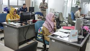 Sejumlah Pegawai Negeri Sipil (PNS) Pemprov DKI Jakarta melakukan tugas dinasnya di Balaikota, Jakarta, Senin (10/6/2019). PNS kembali berdinas di masing-masing instansinya pada hari pertama kerja usai libur nasional dan cuti bersama Hari Raya Idul Fitri 1440 H. (Liputan6.com/Faizal Fanani)