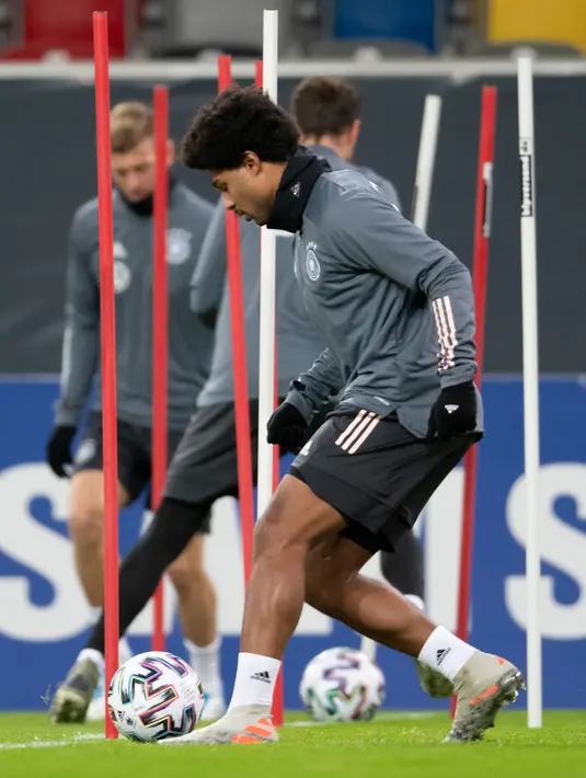 Penyerang Jerman, Serge Gnabry menggiring bola selama sesi latihan di Duesseldorf, Jerman Barat (12/11/2019). Jerman akan bertanding melawan Belarus pada Grup C Kualifikasi Piala Eropa 2020 pada 17 November 2019 di Borussia-Park. (AFP Photo/Bernd Thissen)