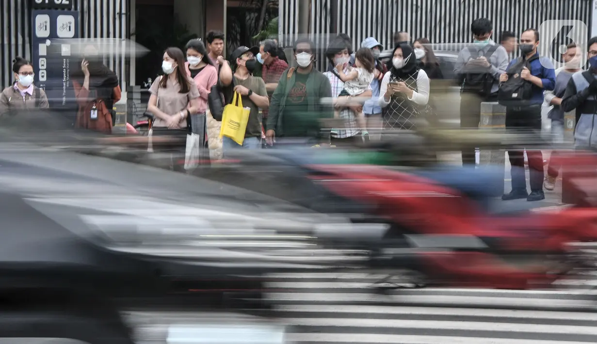 Aktivitas pekerja saat jam pulang kantor di kawasan Sudirman, Jakarta Pusat, Kamis (29/9/2022). Menurut Riza Patria, pencabutan status pandemi menjadi pandemi merupakan kewenangan pemerintah pusat. (merdeka.com/Iqbal S Nugroho)