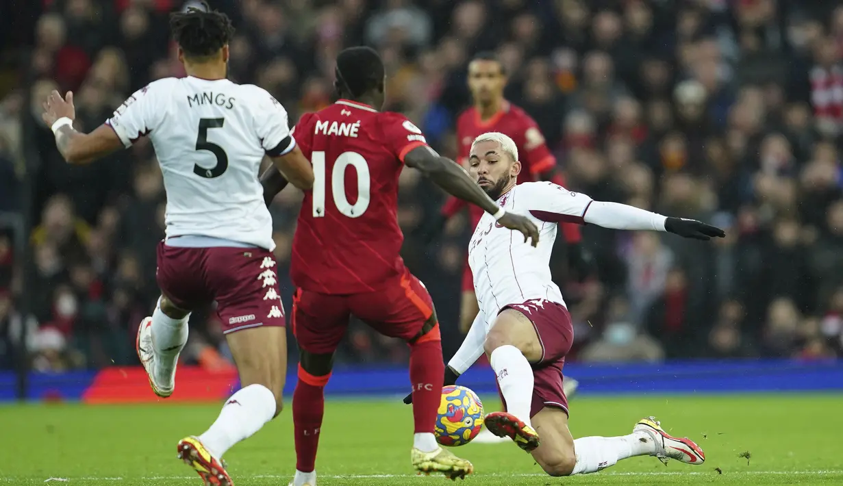 Hingga lima menit menjelang laga babak pertama usai, Sadio Mane dan kawan-kawan masih belum dapat membongkar rapatnya pertahanan Aston Villa. (AP/Jon Super)