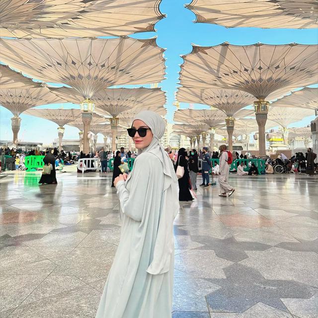 6 Potret Medina Dina Pakai Hijab, Dapat Restu Roy Marten Meski Beda Agama dengan Gading