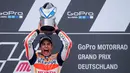 Marc Marquez dengan trofi MotoGP Jerman, Minggu (17/7/2016). Ini adalah kemenangan ke-7 beruntun Marquez dari 7 kali pole di Sirkuit Sachsenring, Jerman. (AFP/Robert Michael)
