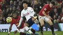 Penyerang Tottenham Hotspur, Son Heung-min saat dilanggar dua pemain Manchester United, Fred dan Daniel James  pada pertandingan lanjutan Liga Inggris di Old Trafford, Rabu (4/12/2019). MU menang tipis atas Tottenham 2-1. (AP Photo/Rui Vieira)