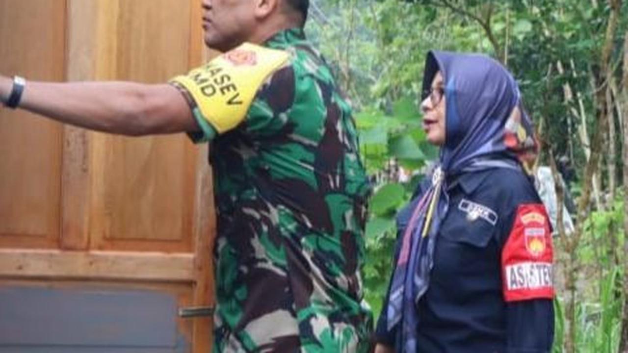 Potret Gagah Jenderal Bintang Satu TNI Cek Kerja Prajurit Bangun Desa, Sampai Selfie Bareng Warga