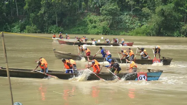 Balap perahu di Festival Perahu 2016. (Foto: Liputan6.com/Muhamad Ridlo)