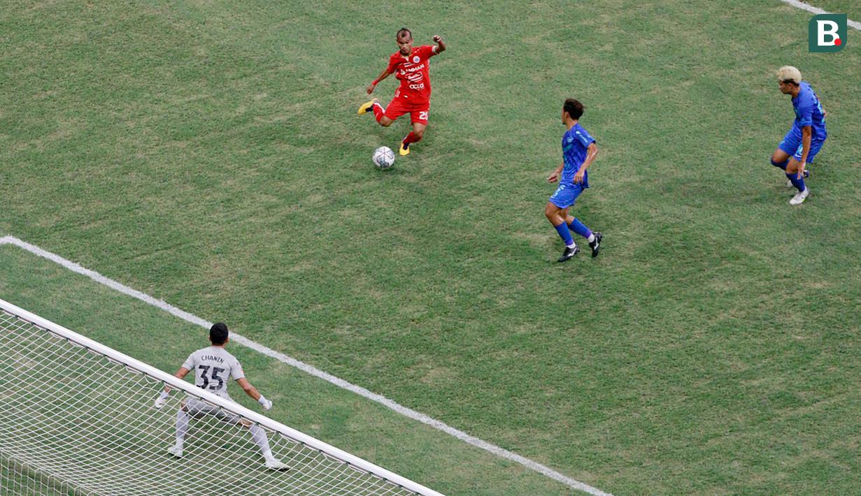 <p>Pemain Persija Jakarta, Riko Simanjuntak menguasai bola dibayangi dua pemain belakang Chonburi FC saat laga persahabatan antara Persija Jakarta menghadapi Chonburi FC dalam rangka Grand Launching Jakarta International Stadium (JIS), Minggu (24/7/2022). (Bola.com/M Iqbal Ichsan)</p>