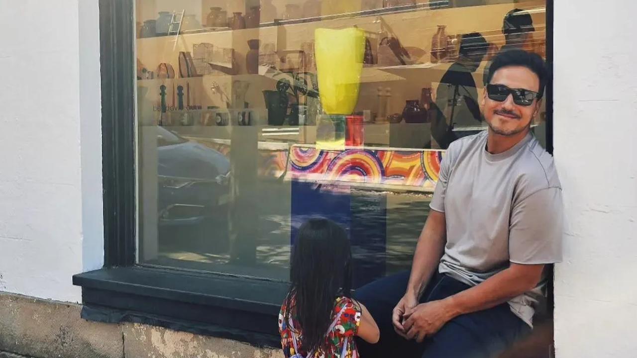 Hamish Daud menyampaikan terima kasih kepada ayah sambungnya. Baginya, sosok Giovanni Weber merupakan sosok ayah yang sangat dia kagumi dan dicintai.