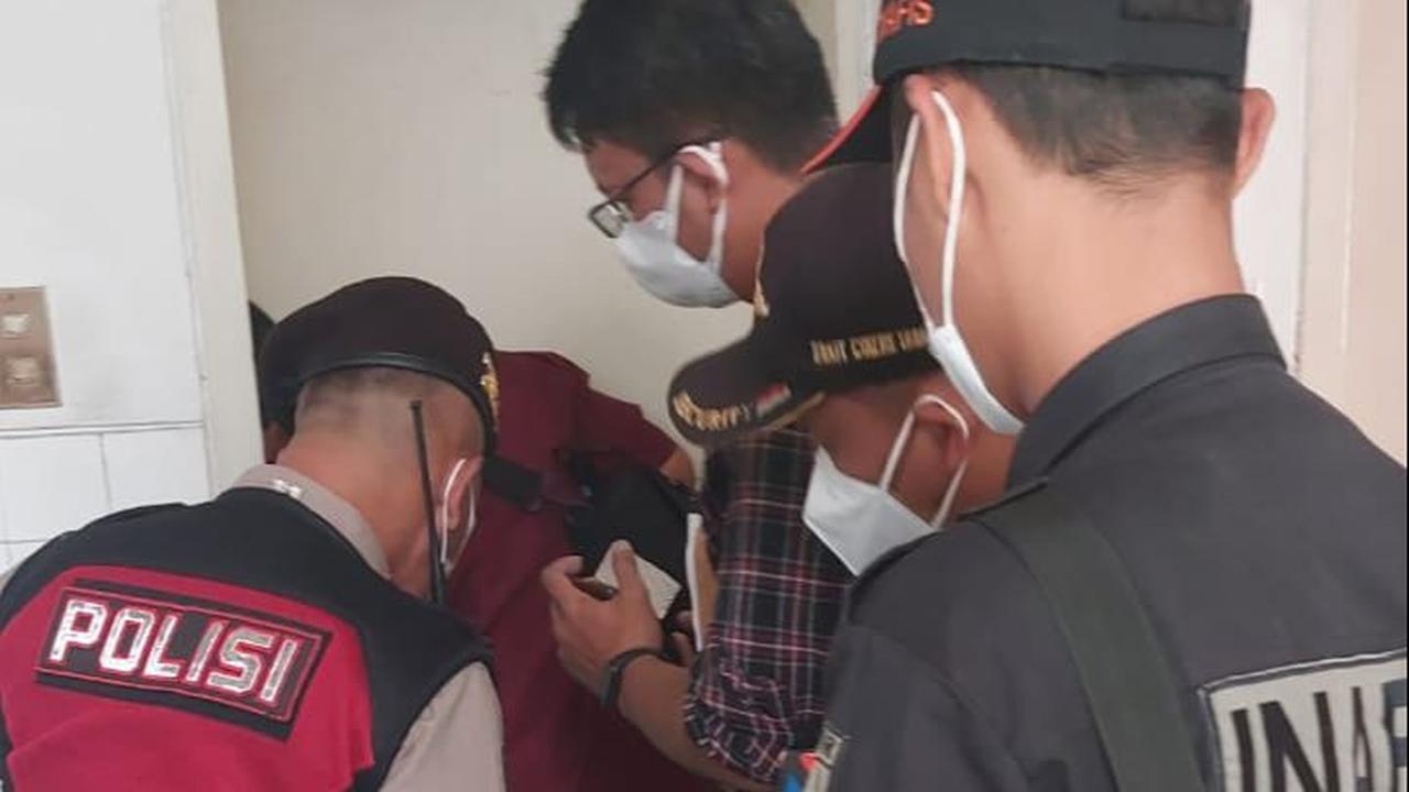 Penampakan dari luar, kondisinya sudah tidak terawat. Cat terlihat luntur dan beberapa lapisan atap lepas.<br>