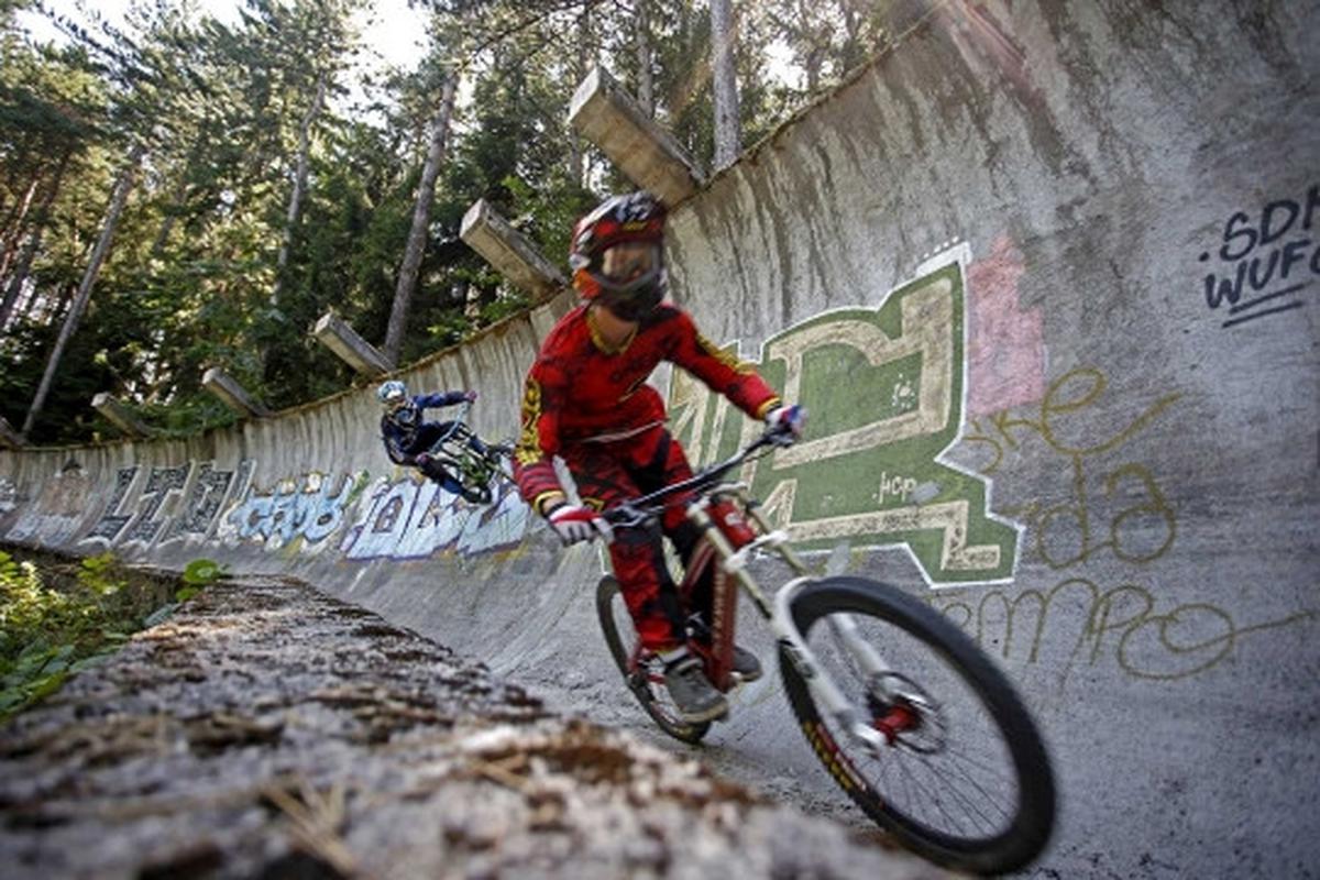 Aksi nekat bikers Downhill ngebut di lintasan miring 90 derajat