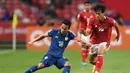 Timnas Indonesia hampir menyamakan skor 1-1 pada menit ke-41. Peluang yang didapat Alfeandra Dewangga usai menerima umpan Witan Sulaeman belum mampu menjebol gawang Thailand yang dikawal kiper kedua, Siwarak Tedsungnoen. (AFP/Roslan Rahman)