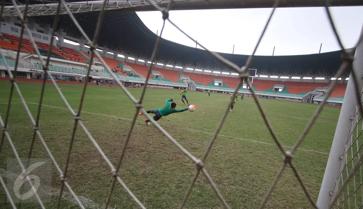 Pemain menendang bola ke arah gawang saat seleksi Timnas Indonesia gelombang kedua di Stadion Pakansari, Cibinong, Bogor, Jawa Barat, (16/8). Seleksi dilakukan untuk memilih pemain yang akan bermain di Piala AFF 2016. (Liputan6.com/Immanuel Antonius)